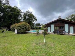 Villa de Plain-Pied avec Piscine Privée, Jardin et 4 Chambres - Parfait pour Familles! - FR-1-379-104